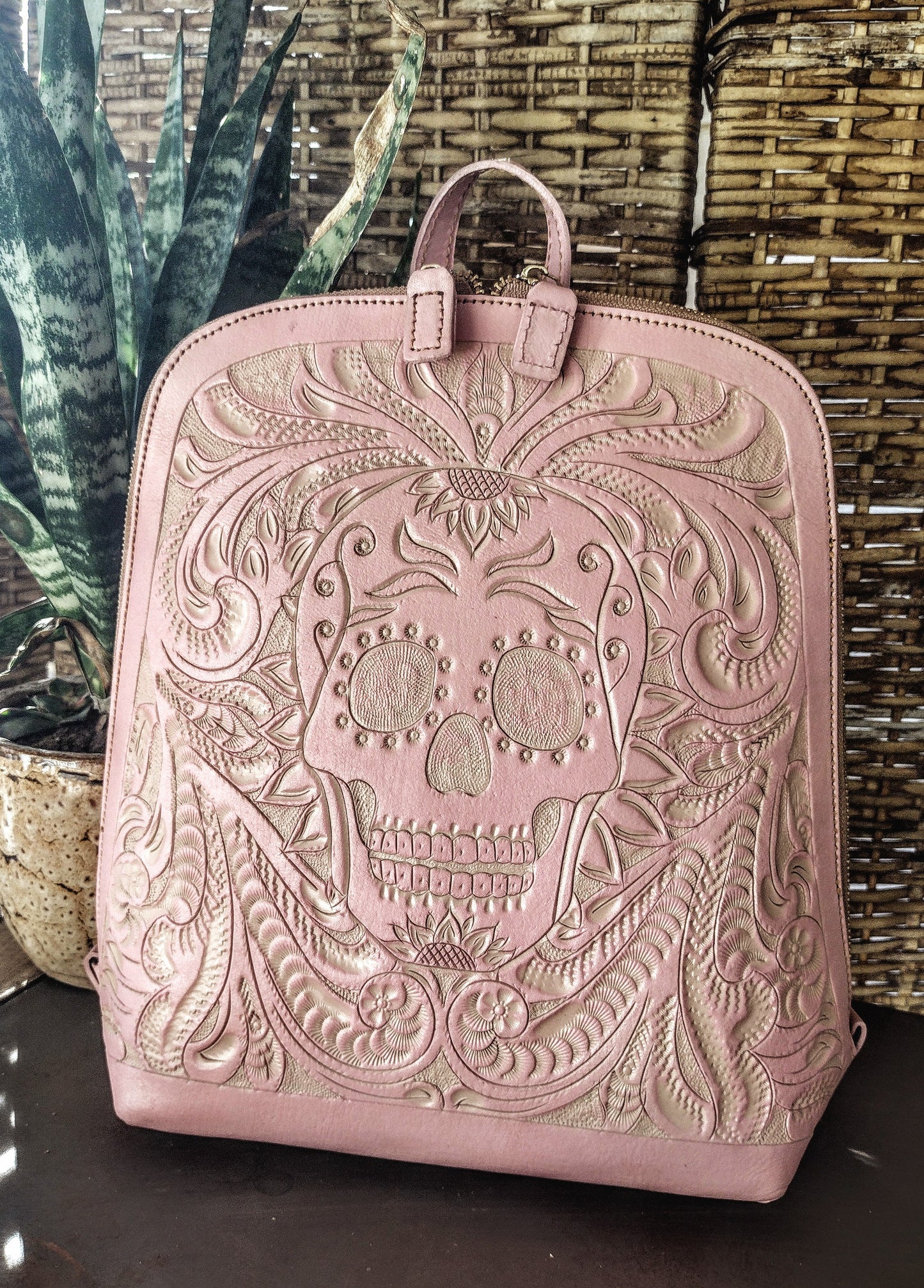 Hand tolled leatrher bachpack sugar skull Pink /wash