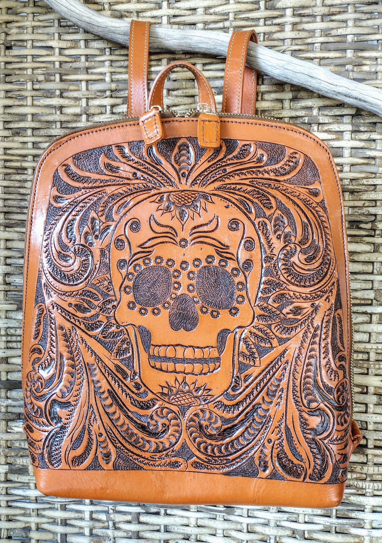 Hand tolled leather backpack sugar skull Natural/antique