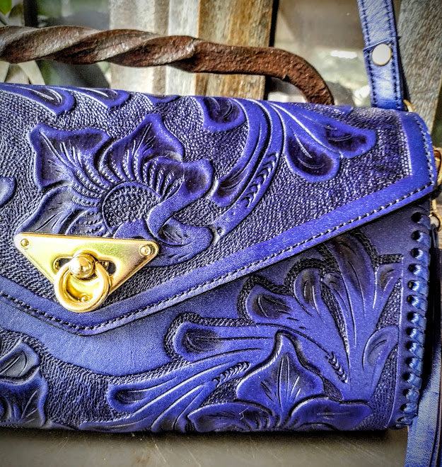 Clutch purse azul/rey with shoulder strap
